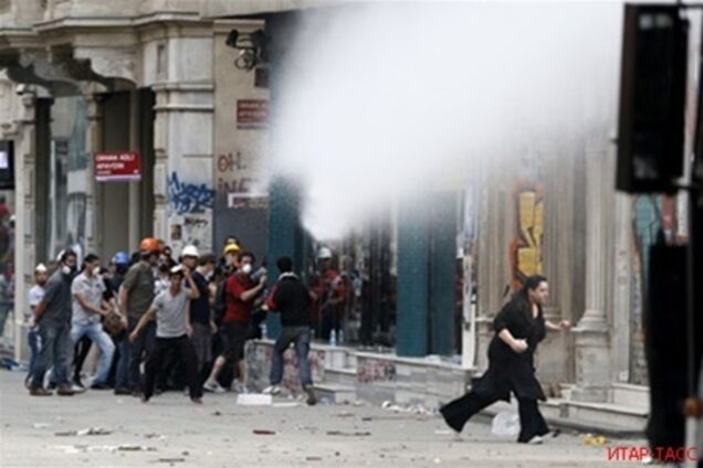 Турецька поліція знову розігнала демонстрантів газом і водометами
