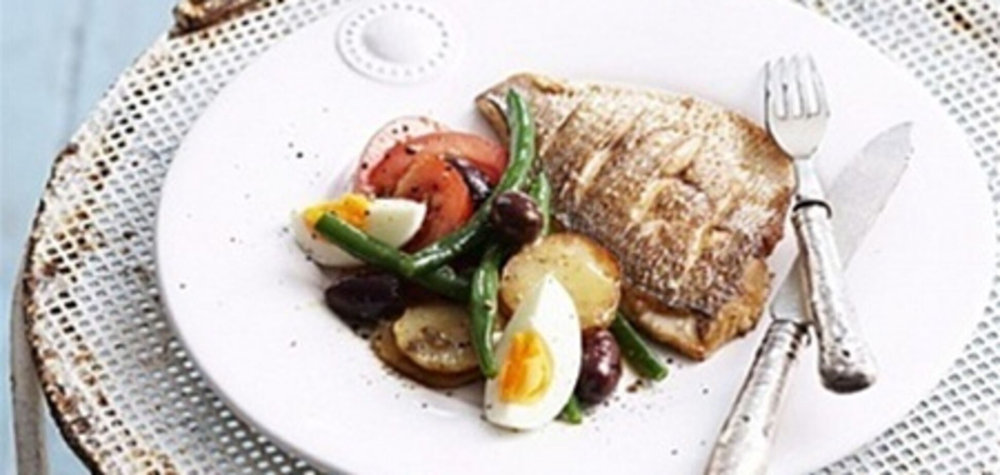 Окунь с салатом а-ля нисуаз