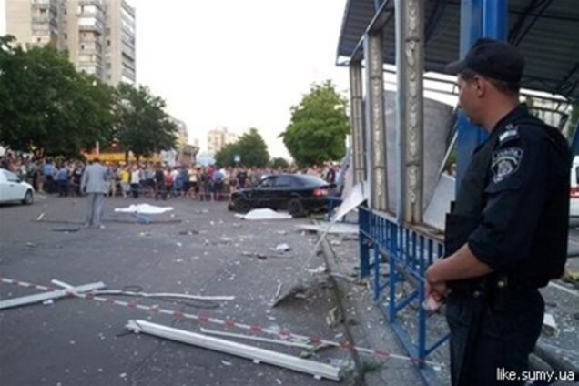 В Сумах иномарка снесла остановку: есть жертвы