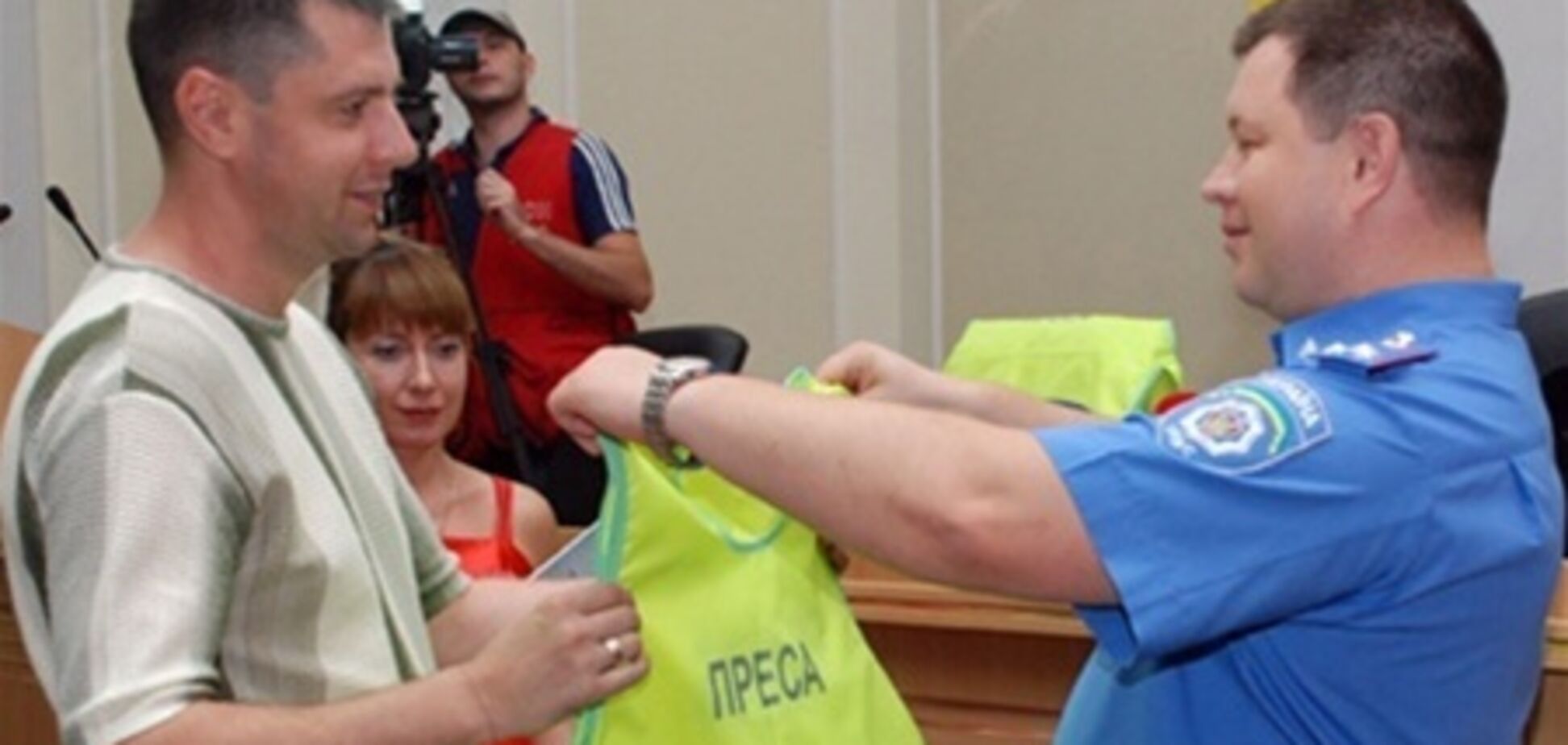 На Дніпропетровщині міліція одягла журналістів