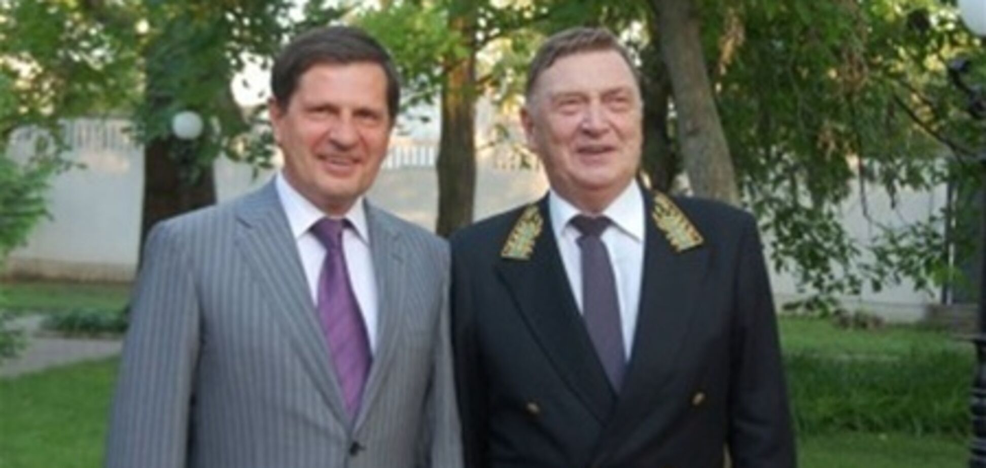 Меру Одеси збільшили зріст на фото з генконсулом Росії