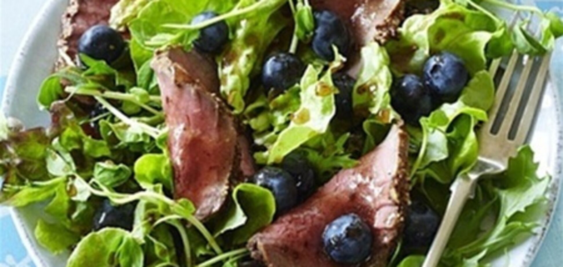 Ростбиф с черничным салатом