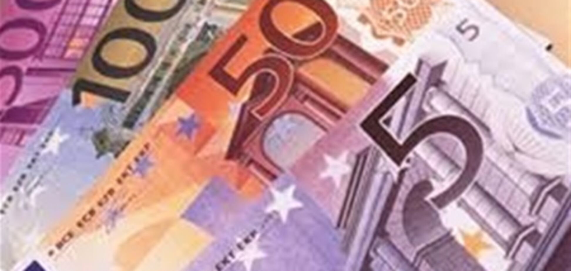 Евро незначительно поднялся на межбанке