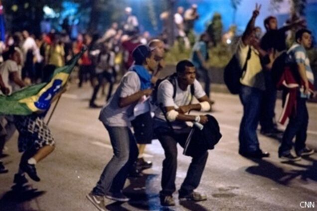 Среди демонстрантов в Бразилии есть первая жертва - СМИ