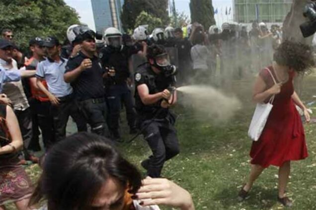 Жены дипломатов в Турции надели красное в поддержку протестующих