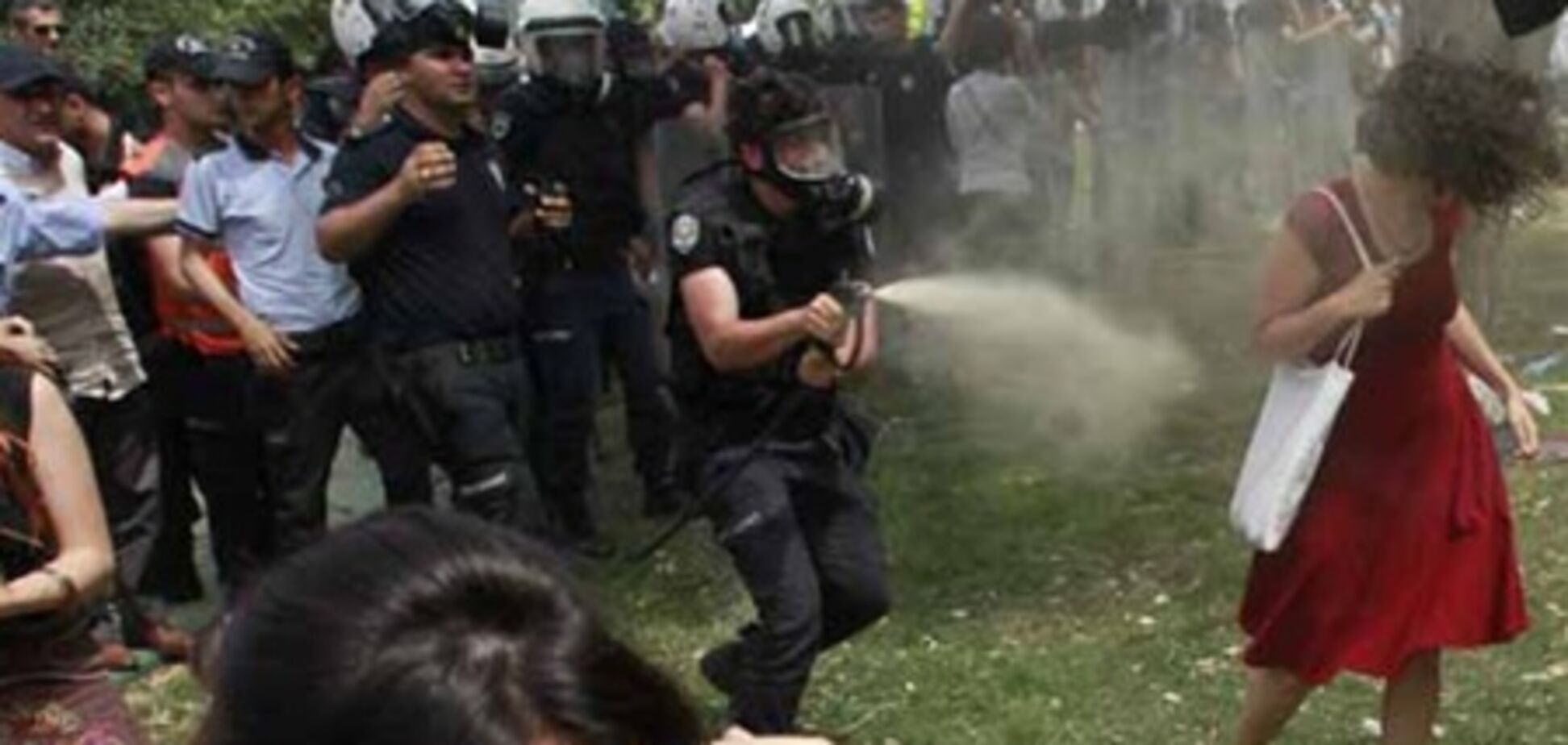 Жены дипломатов в Турции надели красное в поддержку протестующих