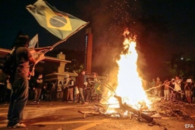 Демонстранты разбили лагерь перед домом губернатора Рио-де-Жанейро