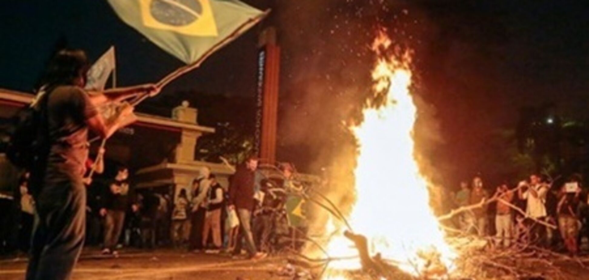 Демонстранты разбили лагерь перед домом губернатора Рио-де-Жанейро