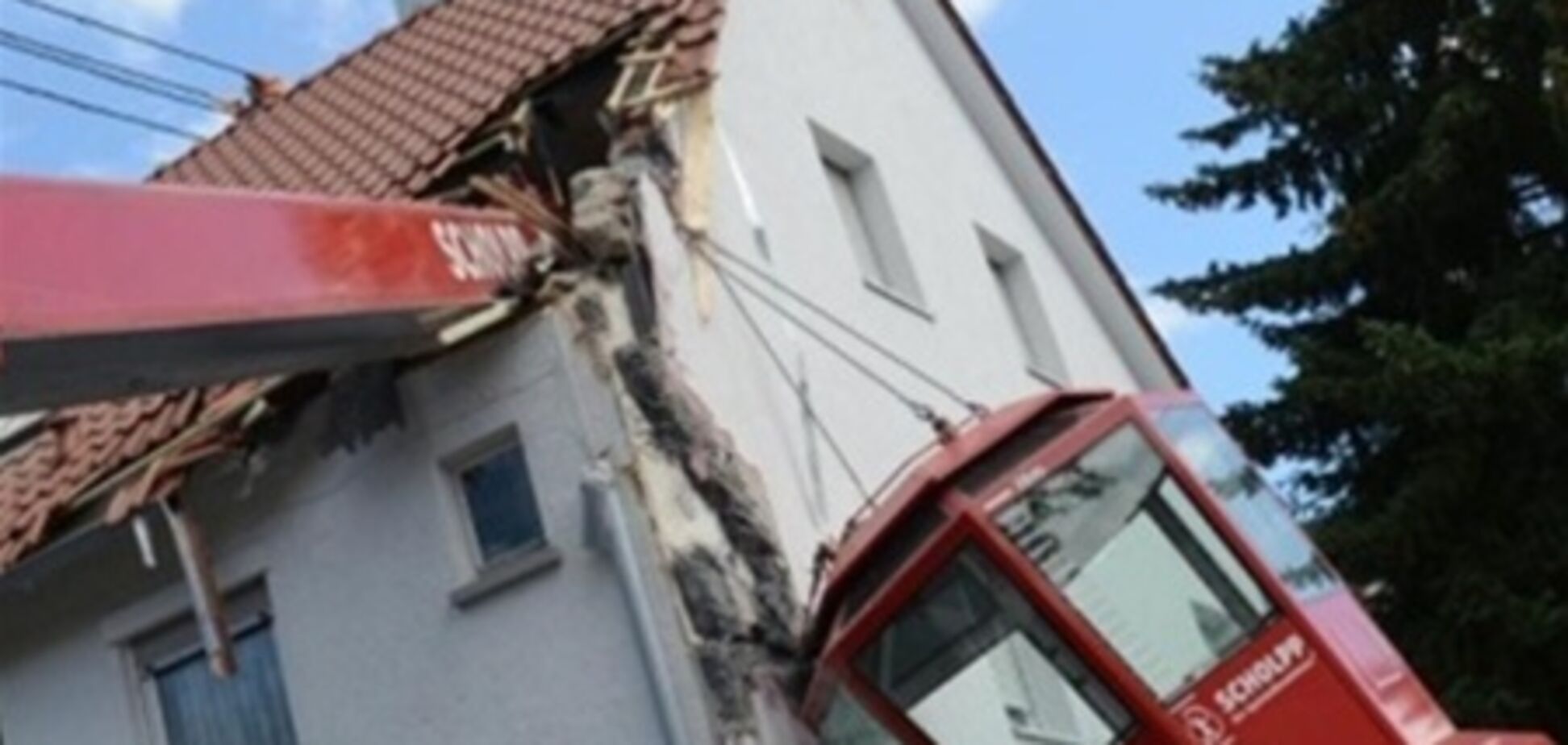 У Німеччині частина підйомного крана звалилася на будинок: постраждали діти