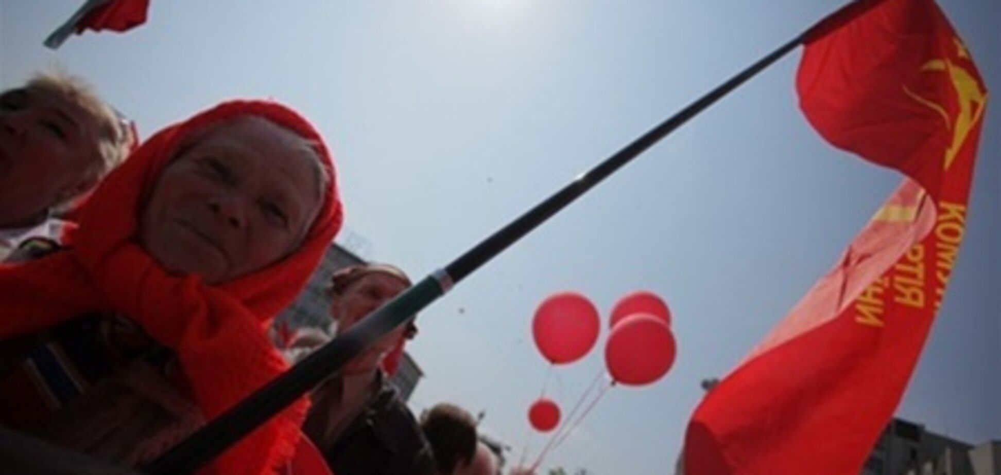 Во Львове коммунисты и 'свободовцы' чуть не подрались из-за красного флага