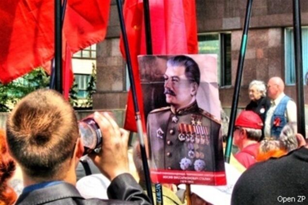 Нардеп от КПУ хотел избить милиционера из-за портрета Сталина