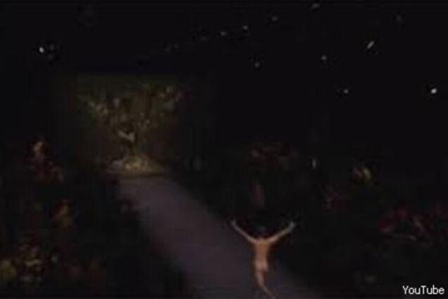 На показе Dolce&Gabbana на подиум выбежал голый мужчина