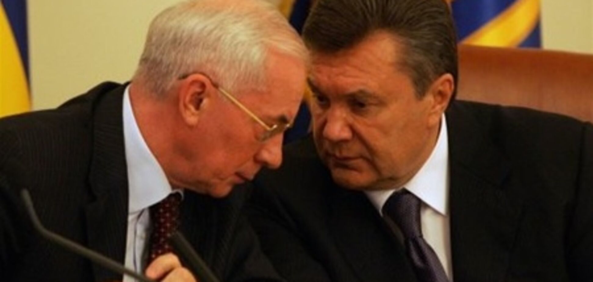 Янукович привітав українців з Трійцею, а Азаров - з Днем держслужби