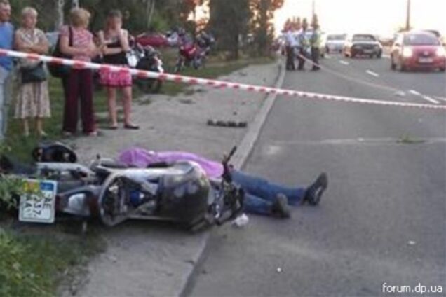 В Днепропетровске байкер разбился, въехав в пешеходов и машину