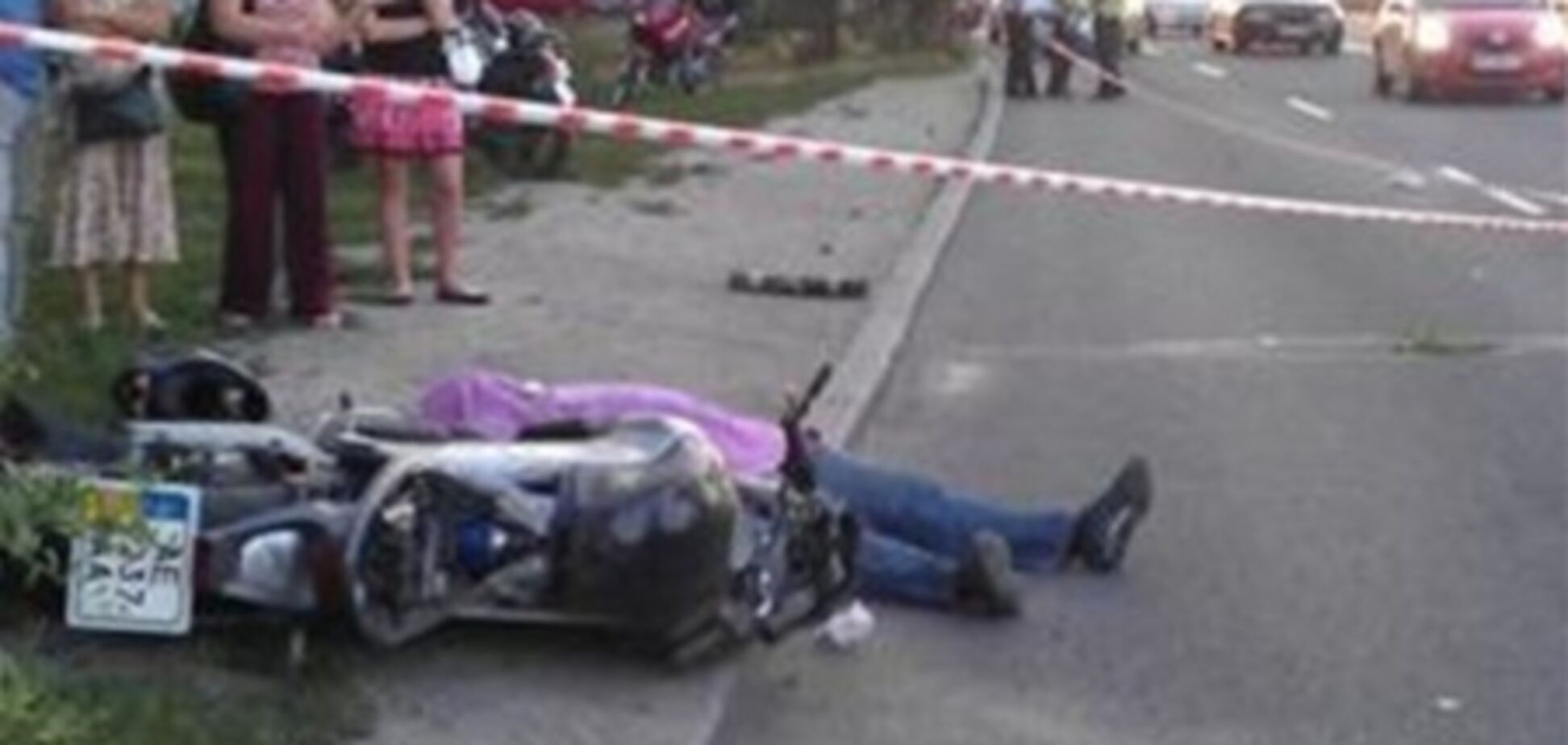 В Днепропетровске байкер разбился, въехав в пешеходов и машину