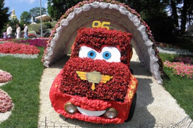 Шины, фары, петуния и бегония: выставка зеленых авто