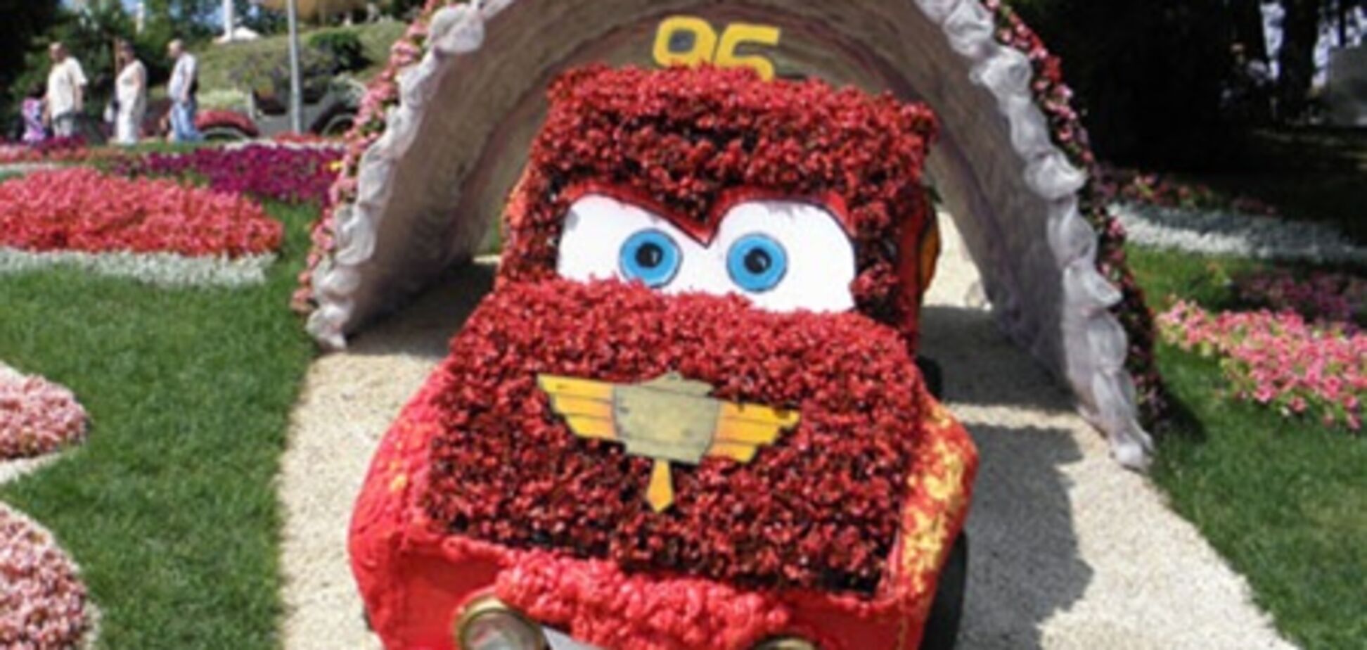 Шины, фары, петуния и бегония: выставка зеленых авто