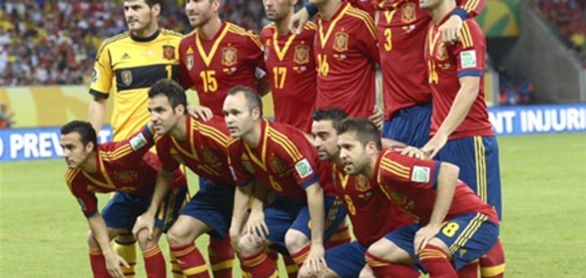 Футболисты сборной Испании устроили вечеринку с девушками и покером на раздевание