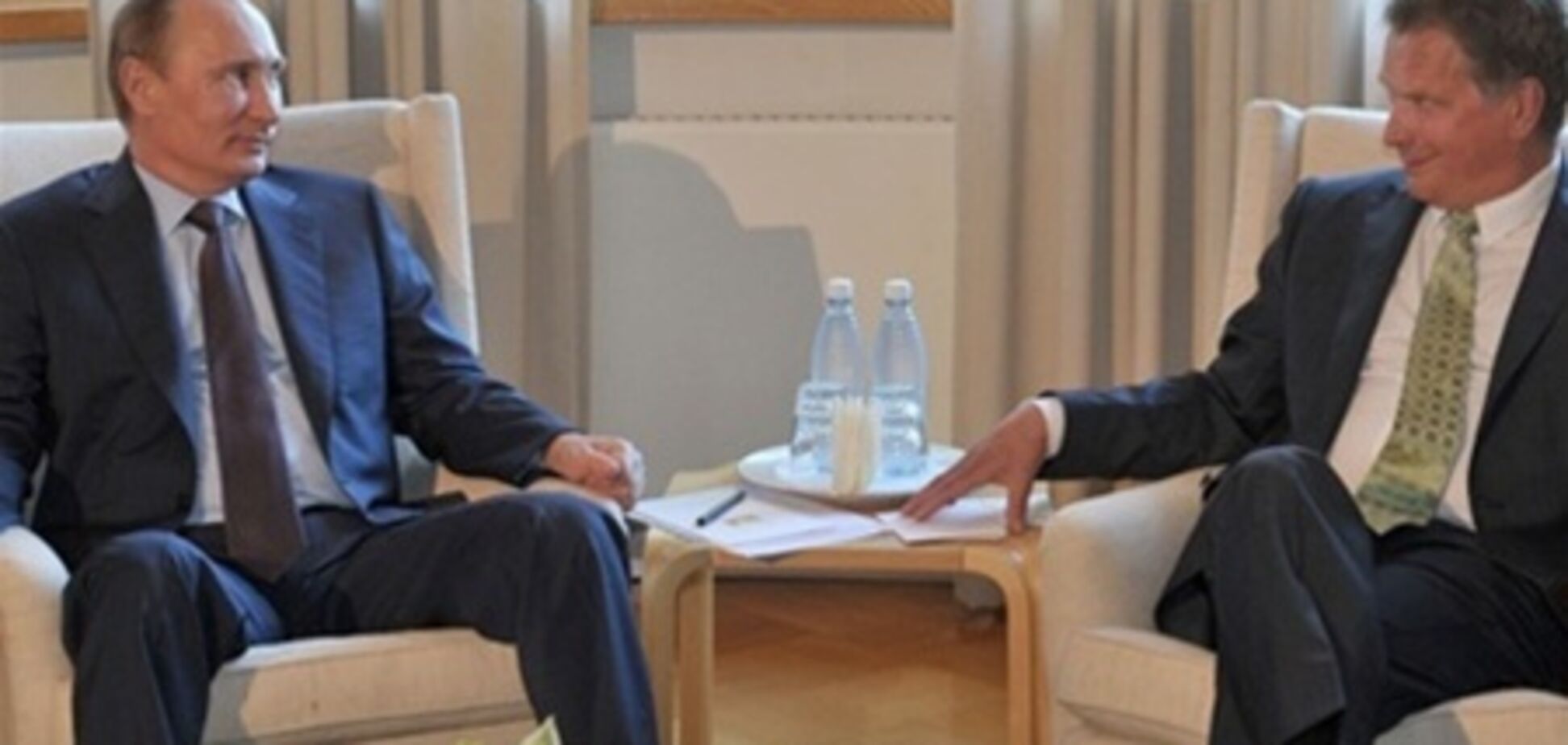 Путин подарил матери президента Финляндии платок