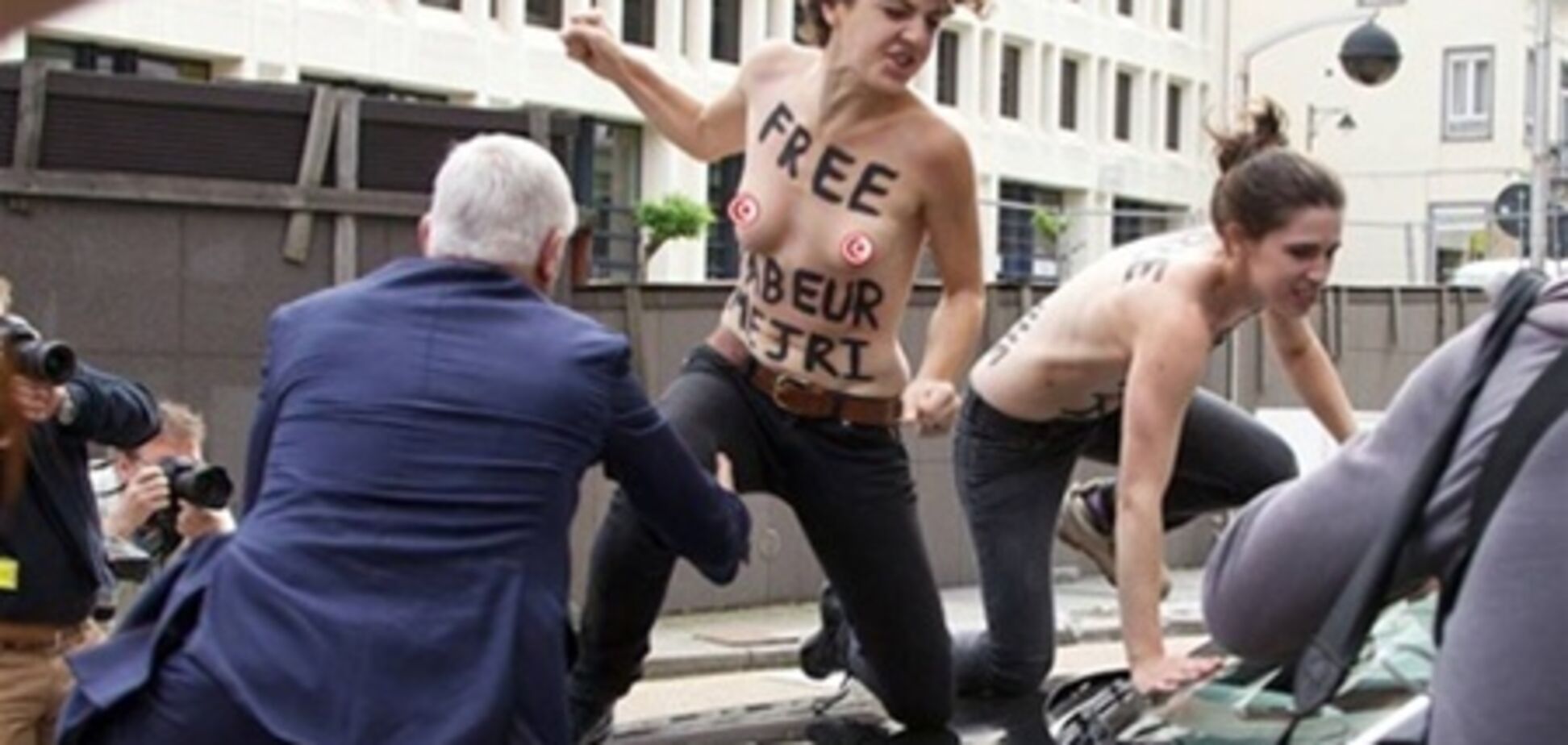 FEMEN в Брюсселі вистежили туніського прем'єра