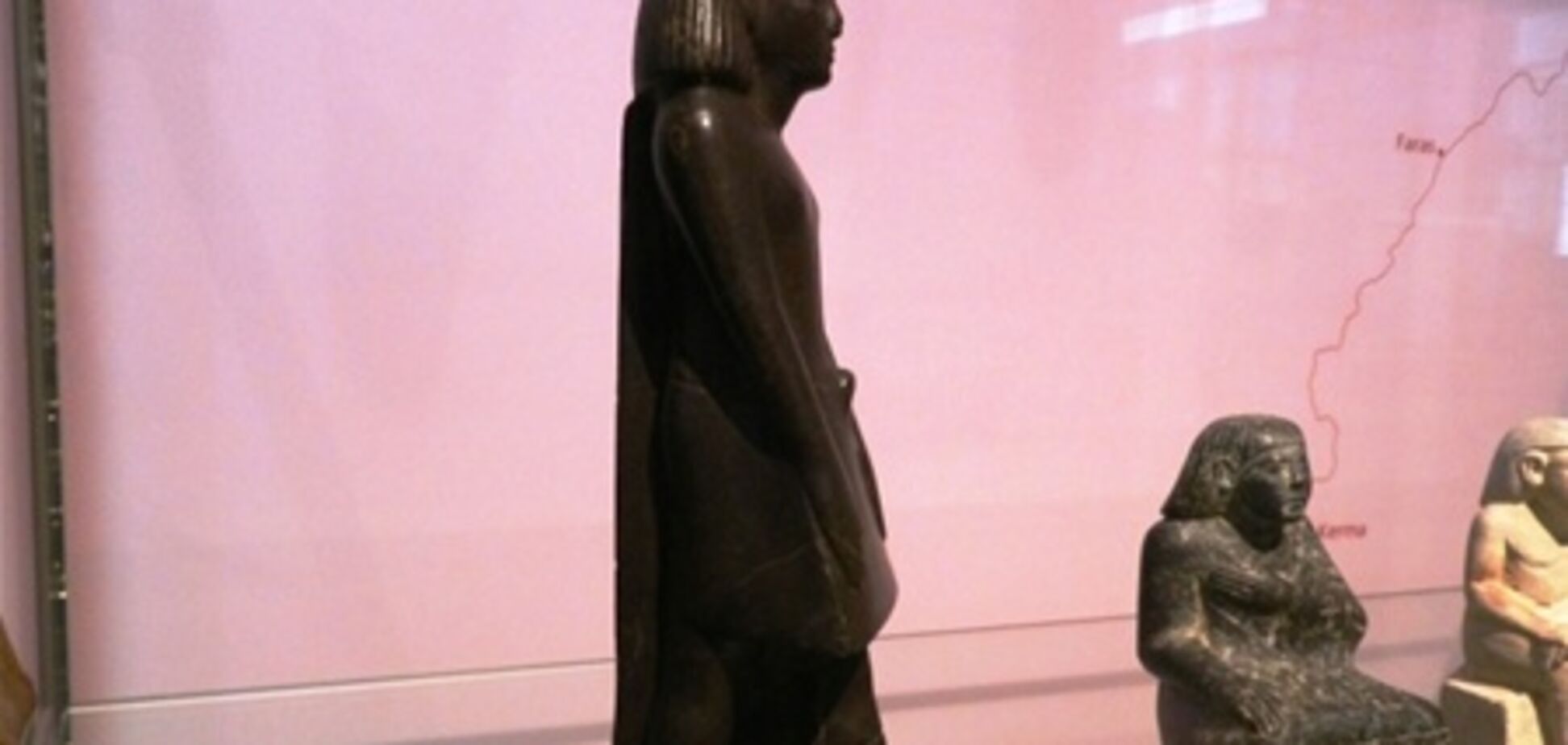 Проклятие фараонов: в музее египетская статуя стала крутиться