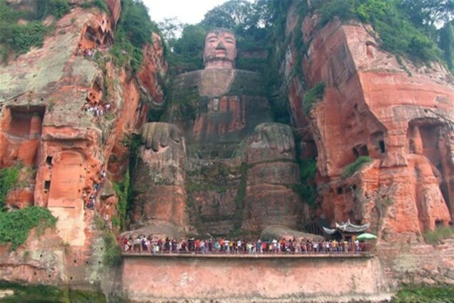 Самая гигантская в мире статуя Будды вырезана в скале