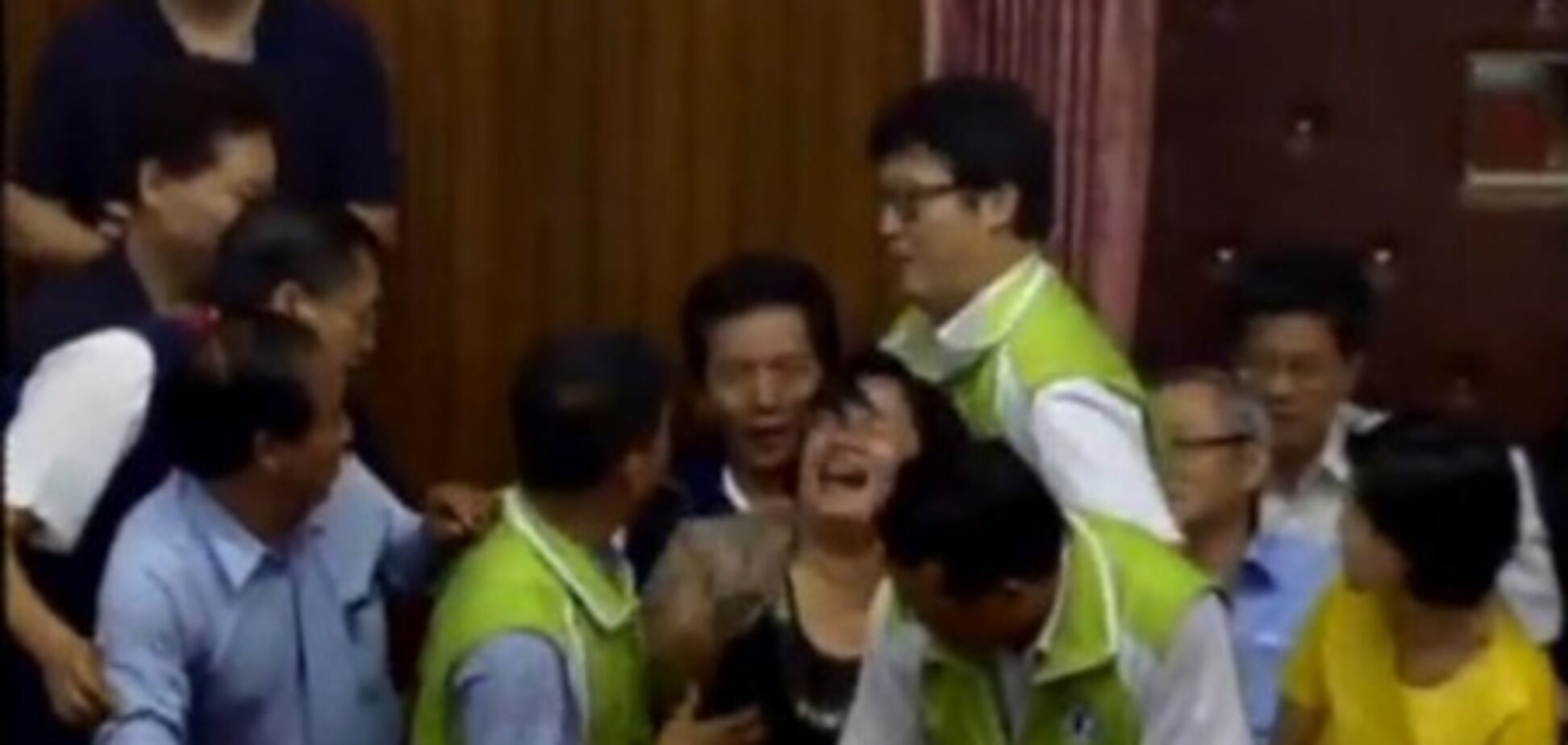 Бійка в парламенті Тайваню: жінки виривали волосся один одному, 26 червня 2013