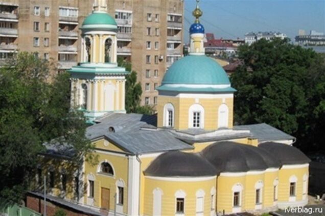 У московський храм увірвався п'яний зі зброєю