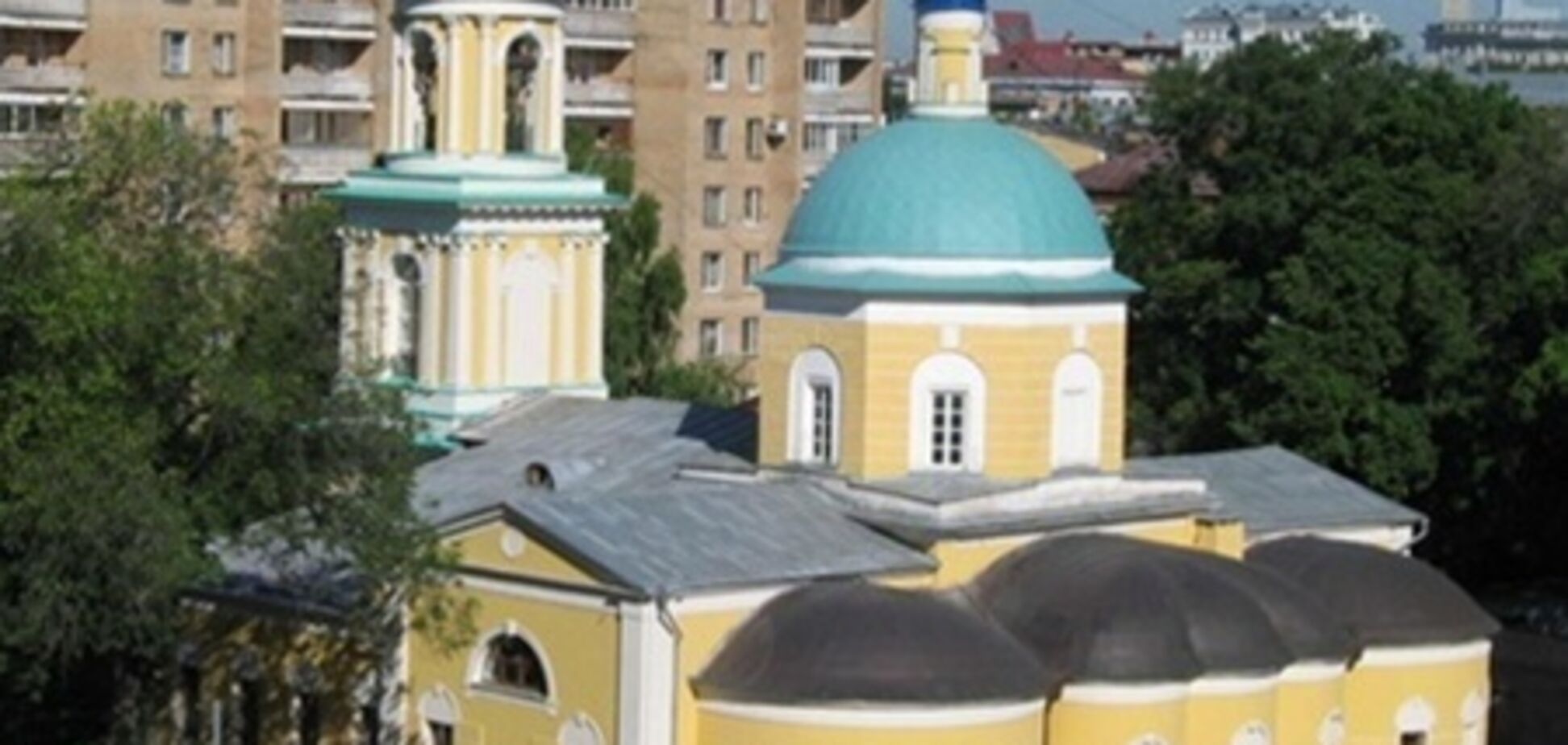 У московський храм увірвався п'яний зі зброєю