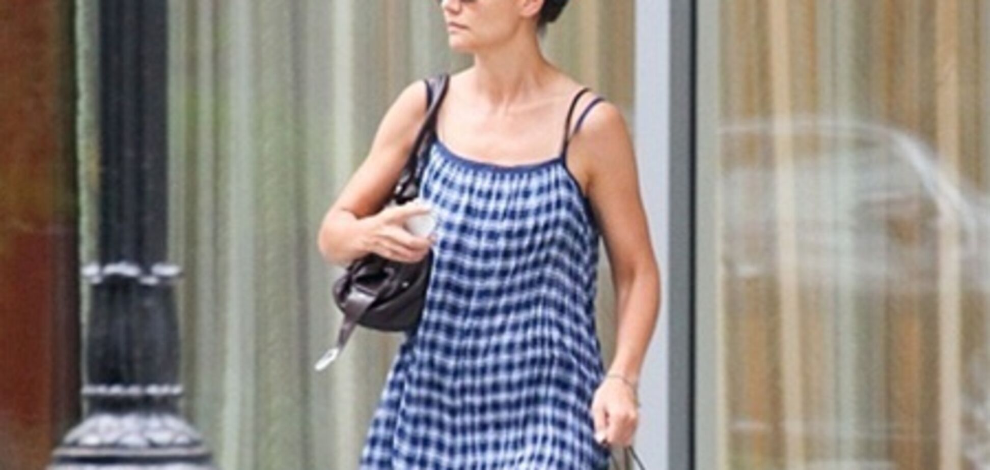 Кэти Холмс разгуливает по мегаполису в простецком сарафане