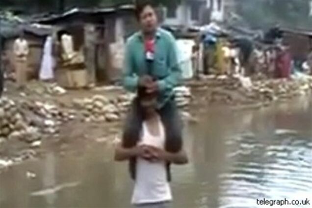 Репортера, снимавшего сюжет о потопе на плечах пострадавшего, уволили