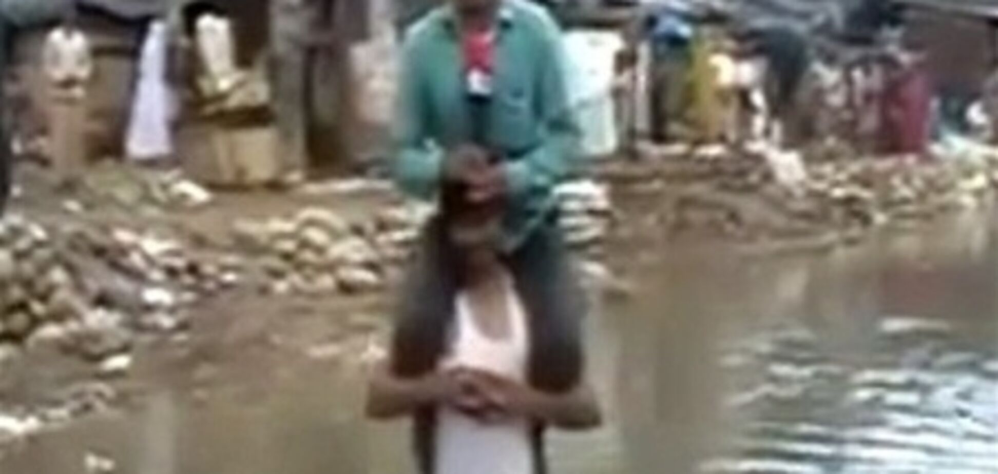 Репортера, який знімав сюжет про потоп на плечах потерпілого, звільнили