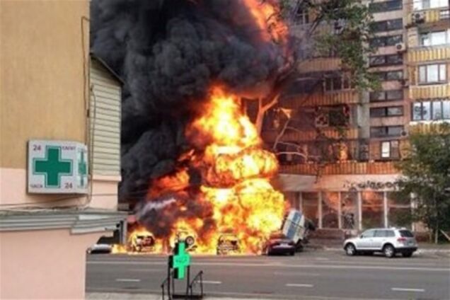В Алмати вибухнув бензовоз: загорілася восьмиповерхівка