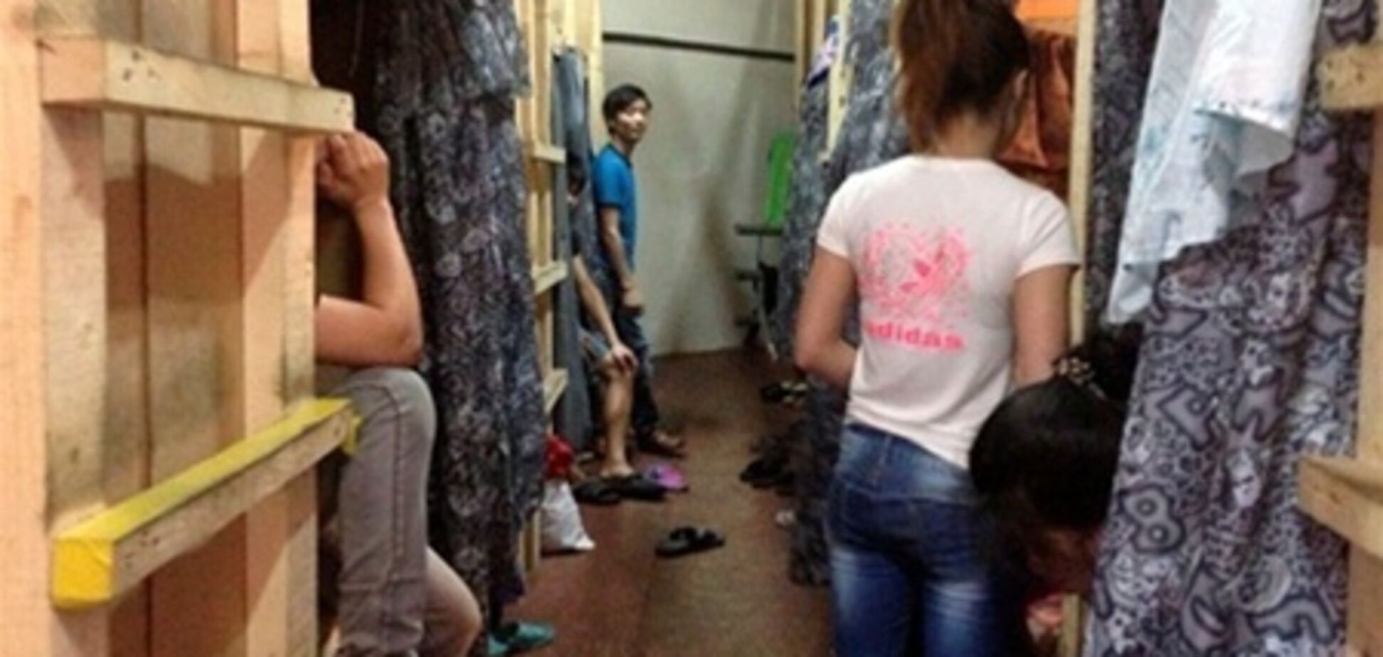 На заводе резиновых изделий в Одессе задержали 36 вьетнамцев