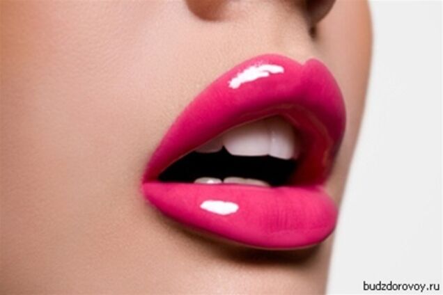 Новозеландка случайно намазала себе губы суперклеем