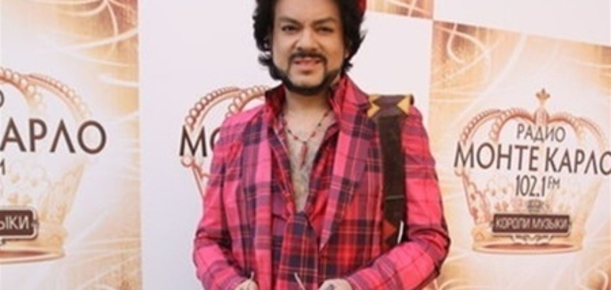 Киркоров забыл о скандале и стал носить розовое. Фото