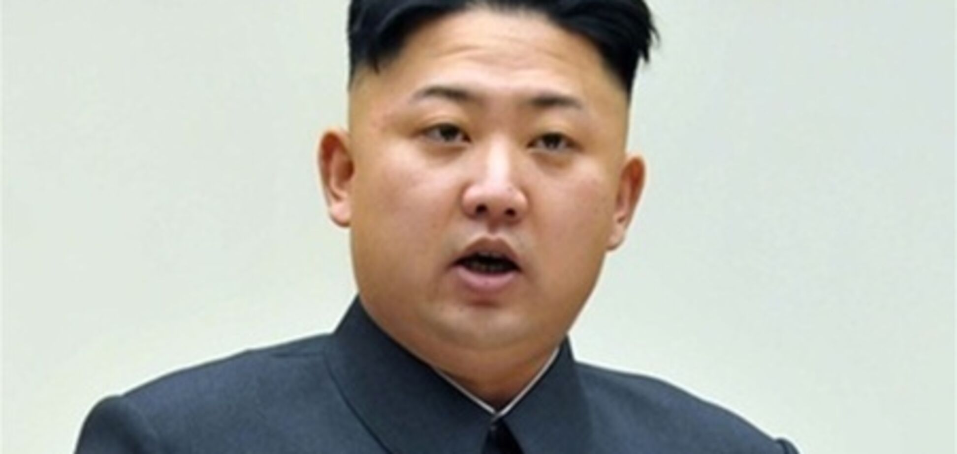 У КНДР почали носити значки з портретом Кім Чен Ина