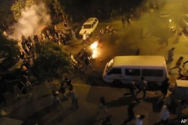 В Турции протестующие подожгли офис правящей партии