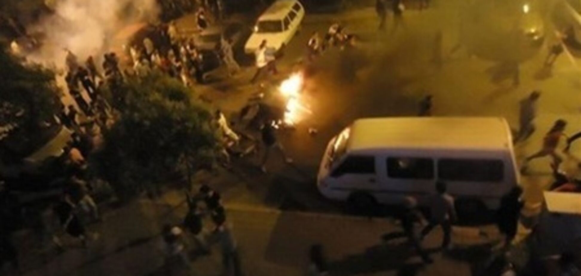 В Турции протестующие подожгли офис правящей партии