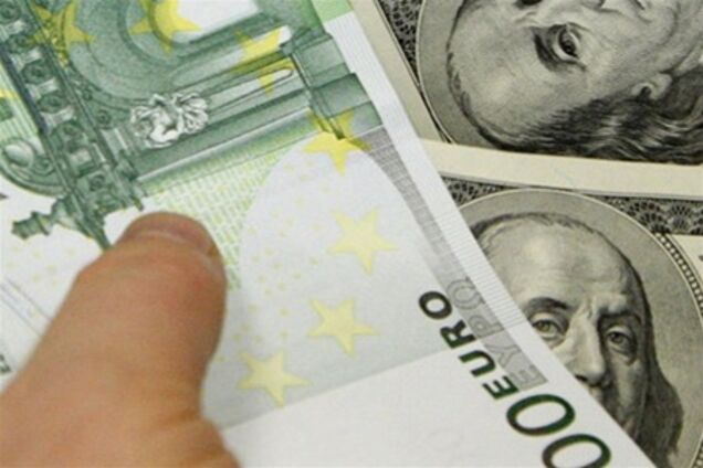 Опрос: украинцы стали меньше доверять доллару и евро