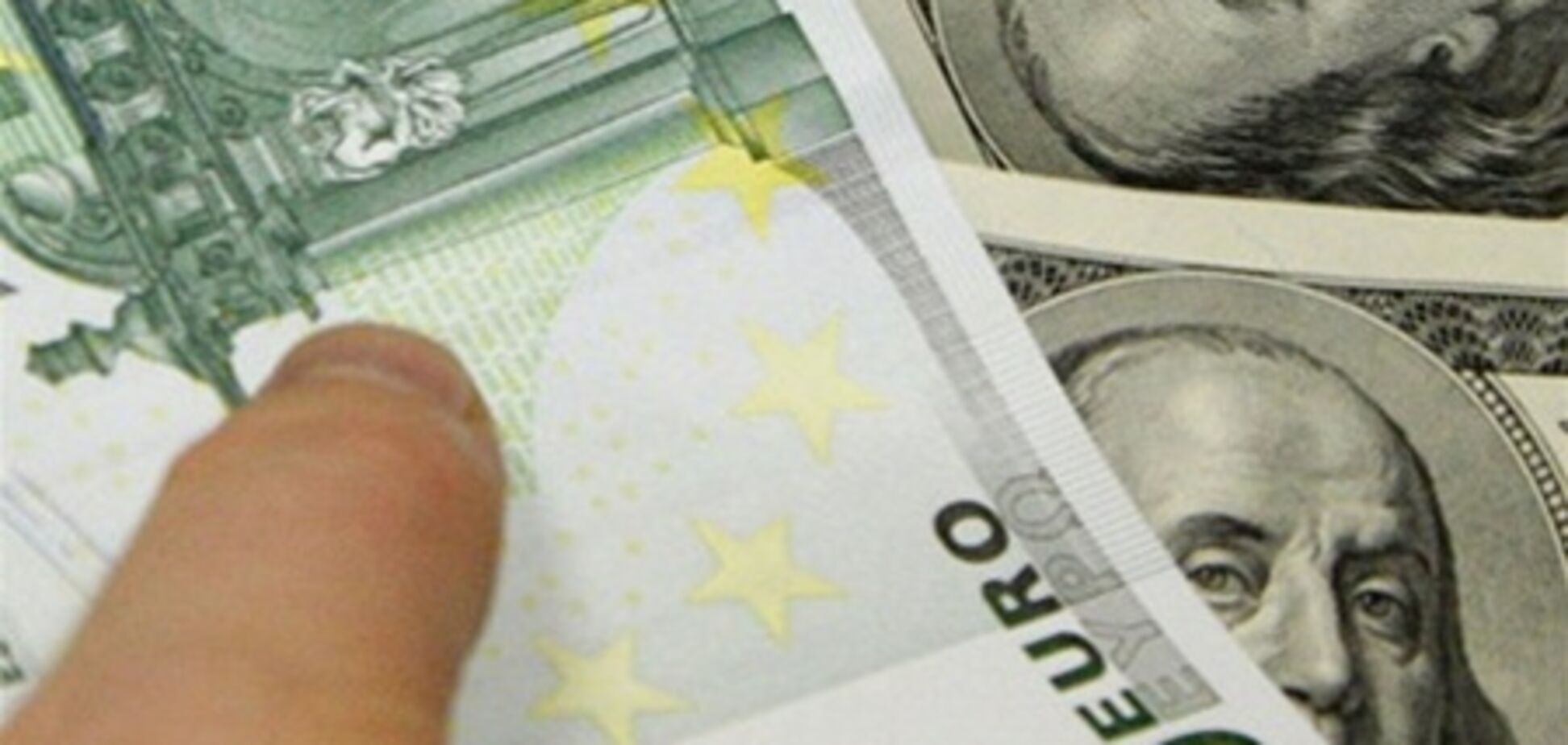Опрос: украинцы стали меньше доверять доллару и евро