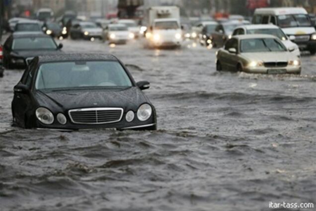Сильный ливень затопил центр Москвы