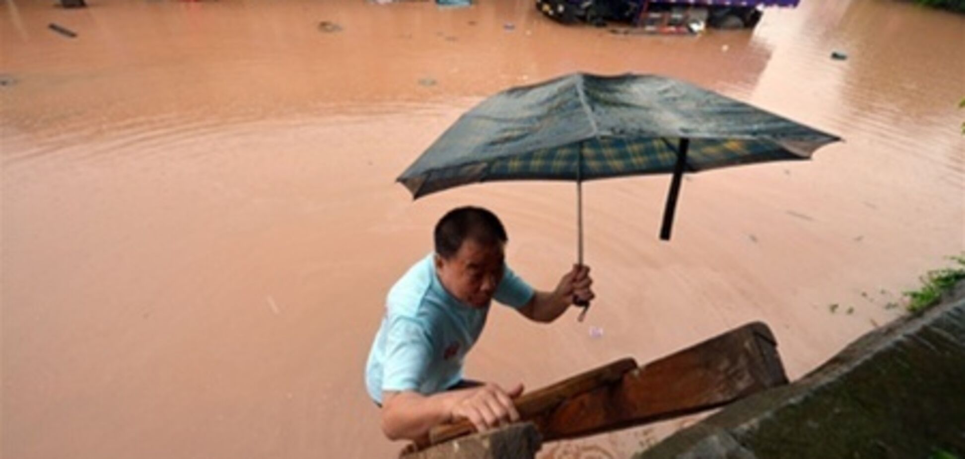 Вже понад 2 млн китайців постраждали від злив