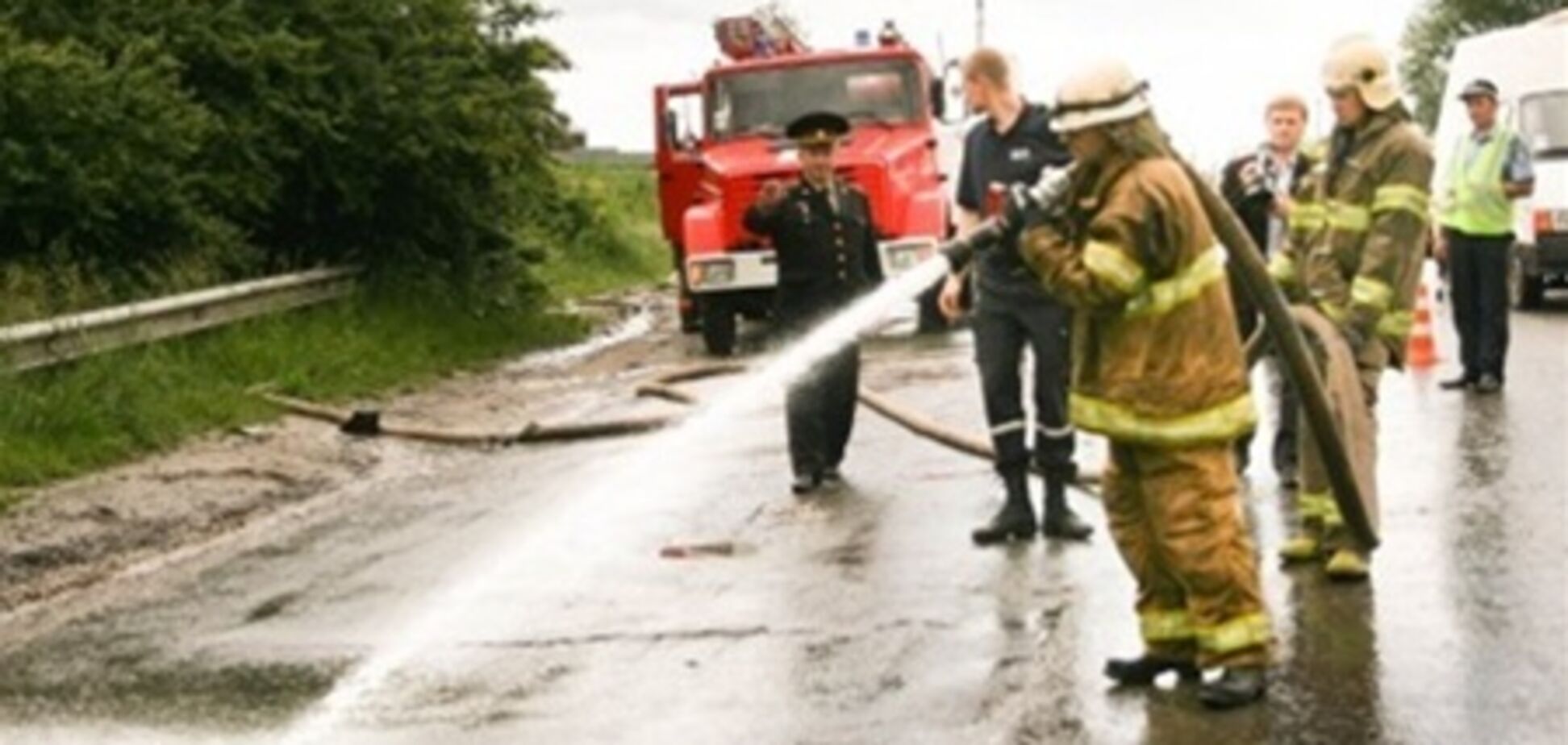 В Тернополе дорогу залило грязью из сточных коллекторов