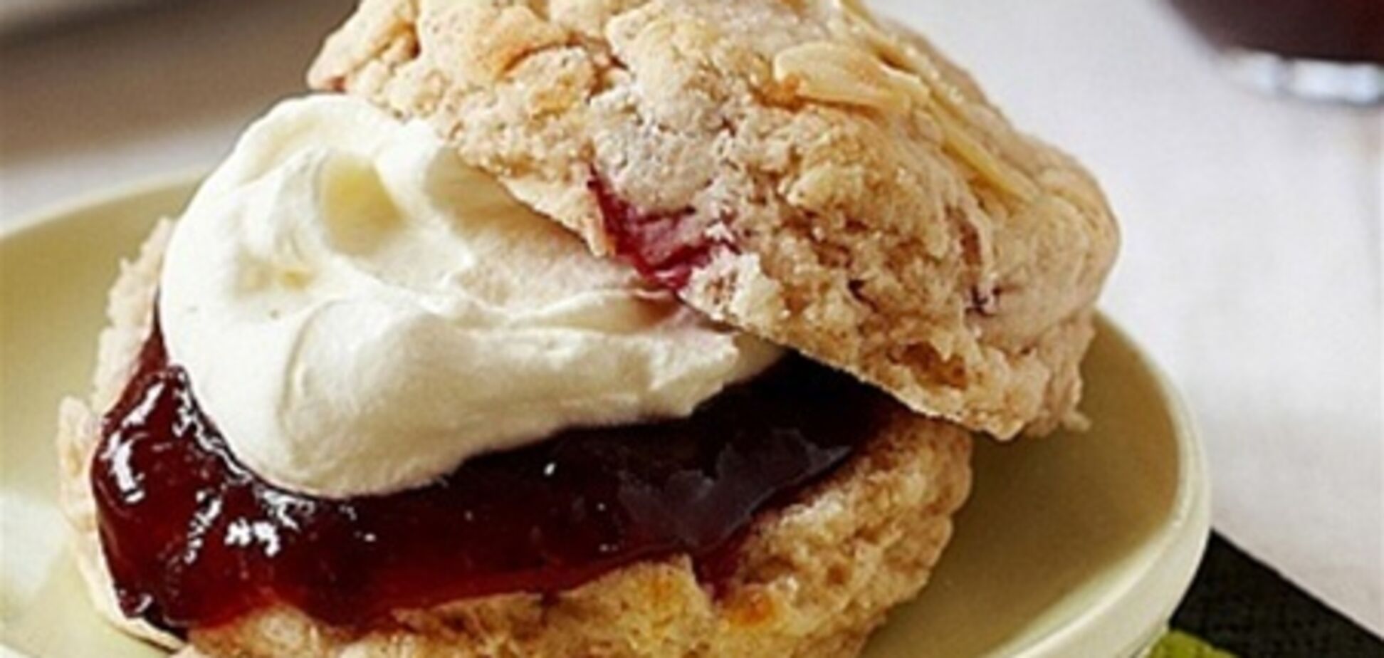 Сконы с ревенем и корицей