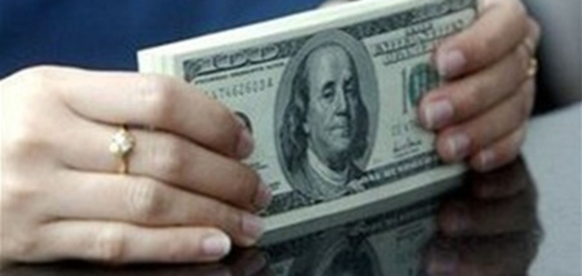 Межбанк открылся небольшим снижением евро