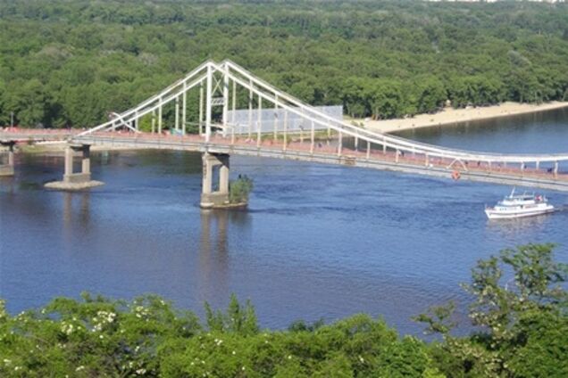 В Киеве девушка-самоубийца прыгнула с 26-метрового моста