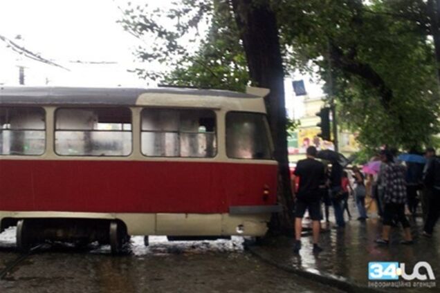 В Днепропетровске трамвай въехал в дерево