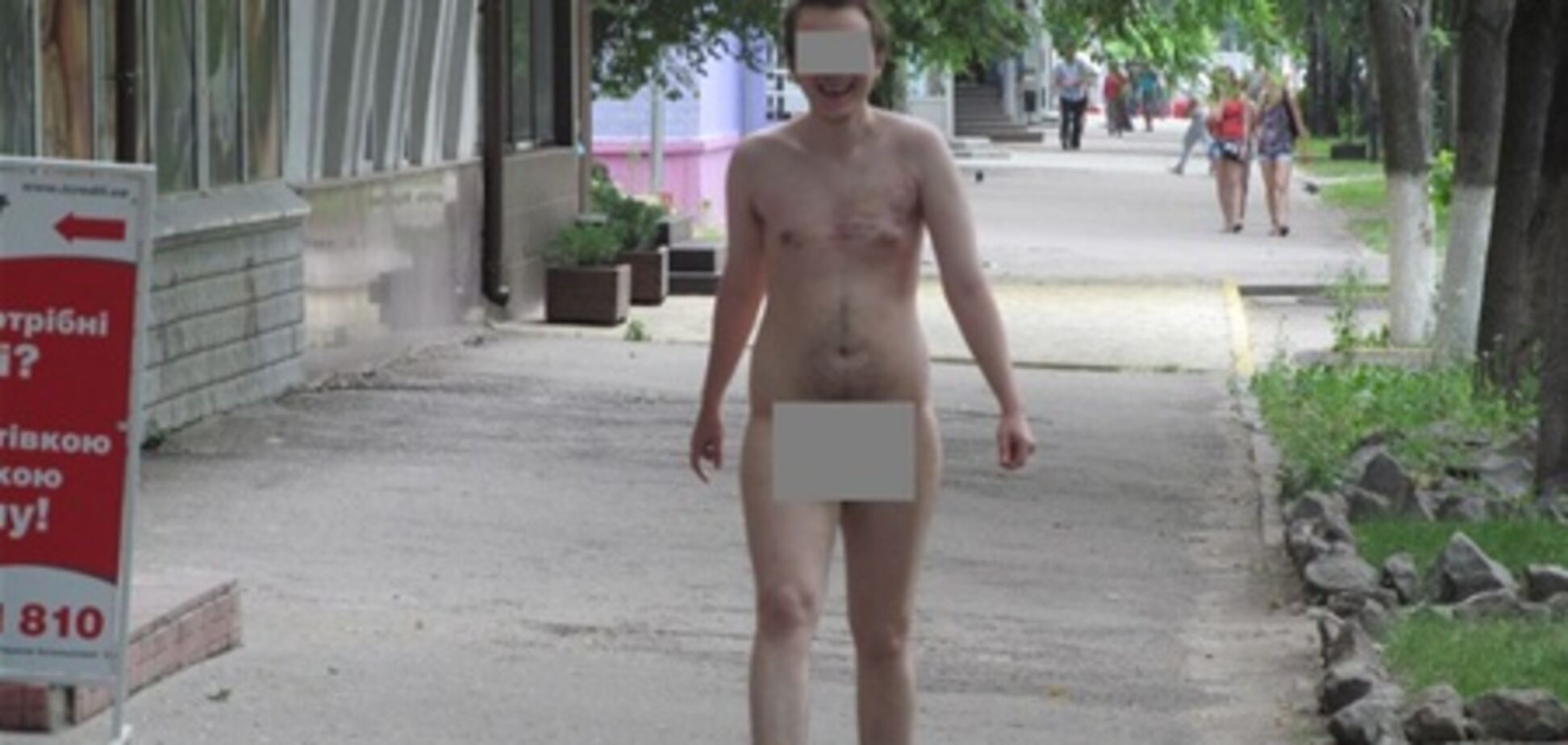 По центру Кременчуга разгуливал голый мужчина