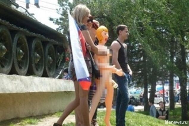 У Росії завели справу на учасницю інтим-фотосесії біля пам'ятника ВВВ